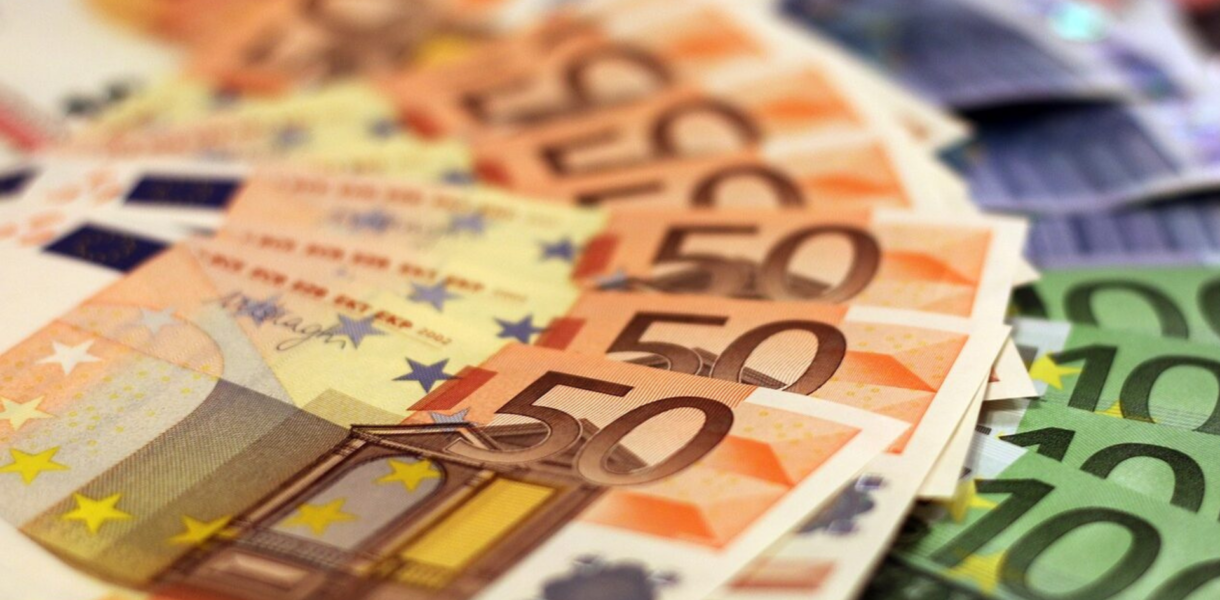 Fotografia con billetes de 50 euros, 100 euros y 5 euros