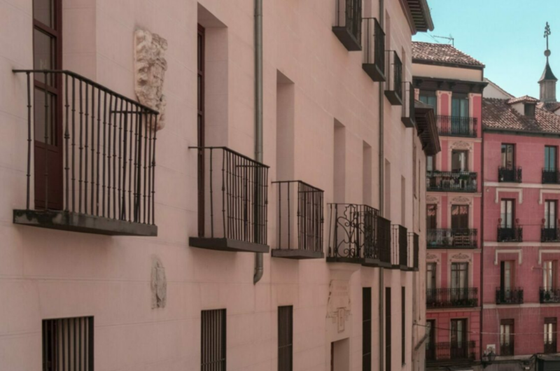 Fotografía de conjunto de edificios con balcones